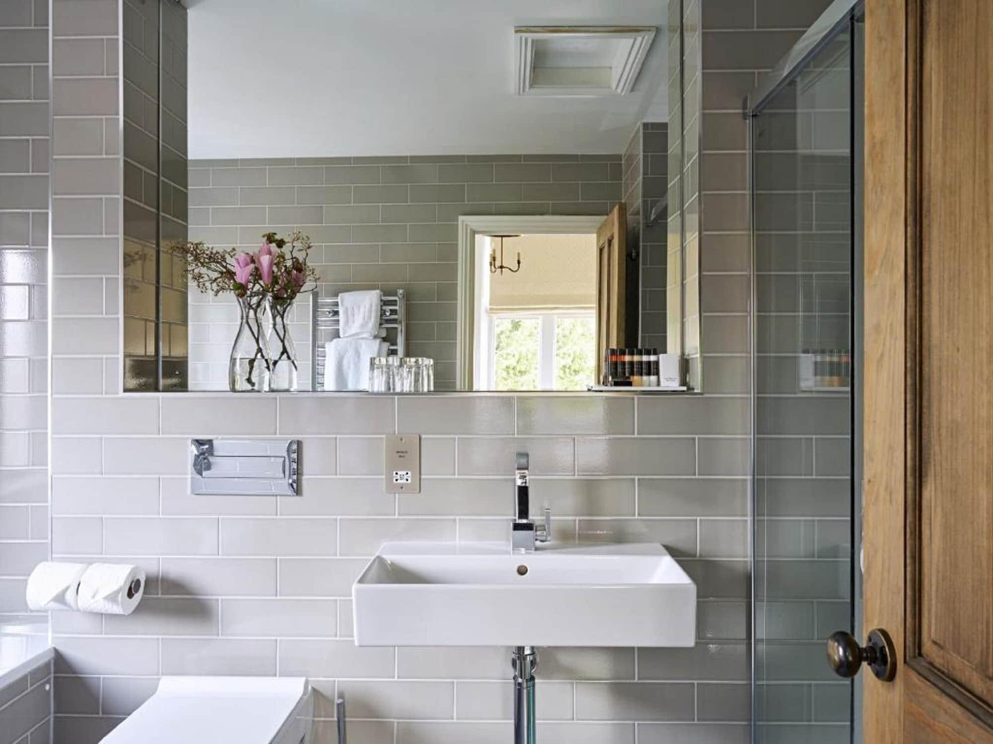 לינה וארוחת בוקר צ'לטנהם Cotswold Grange מראה חיצוני תמונה Bathroom with subway tiles