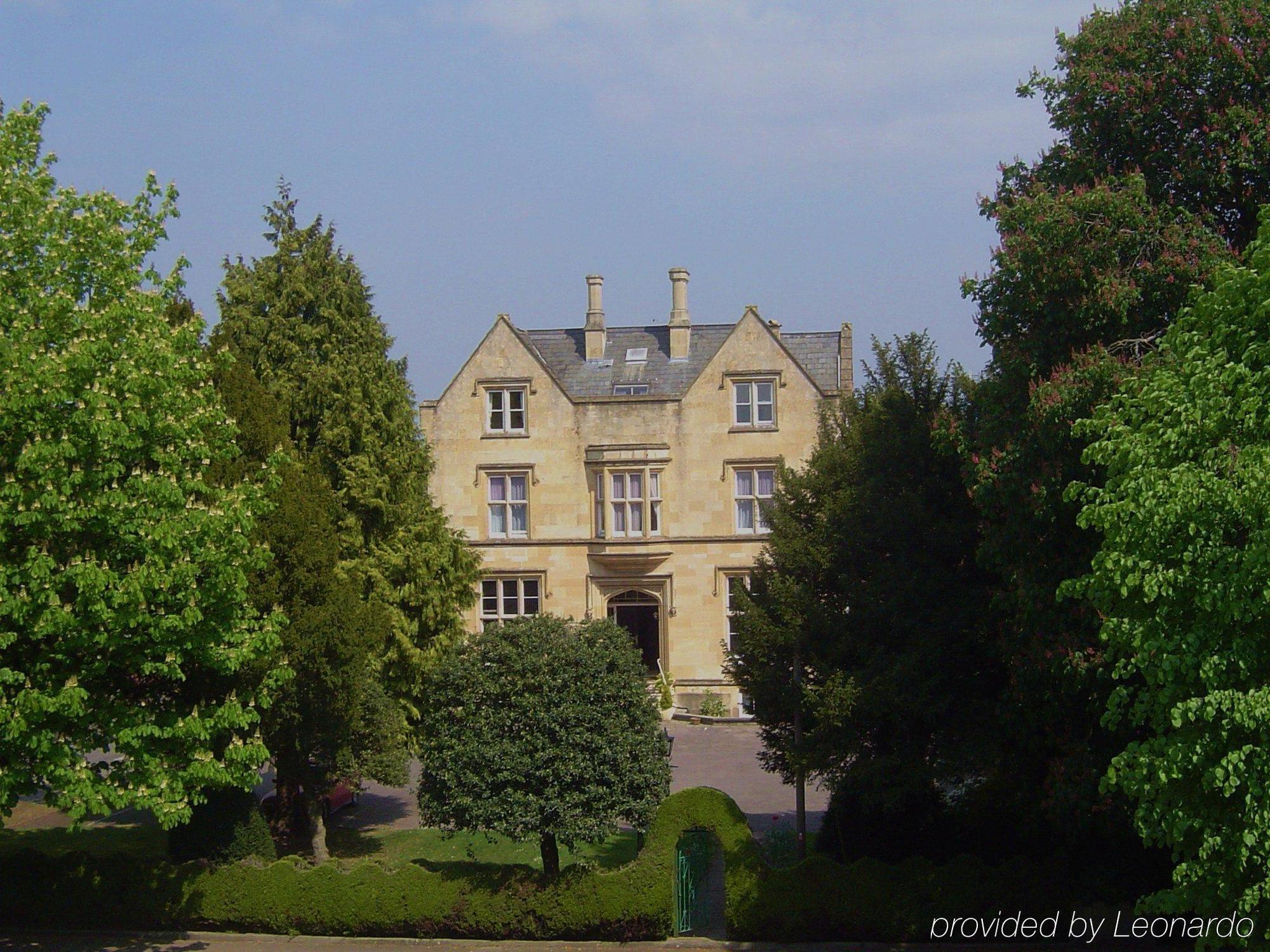לינה וארוחת בוקר צ'לטנהם Cotswold Grange מראה חיצוני תמונה The former school buildings