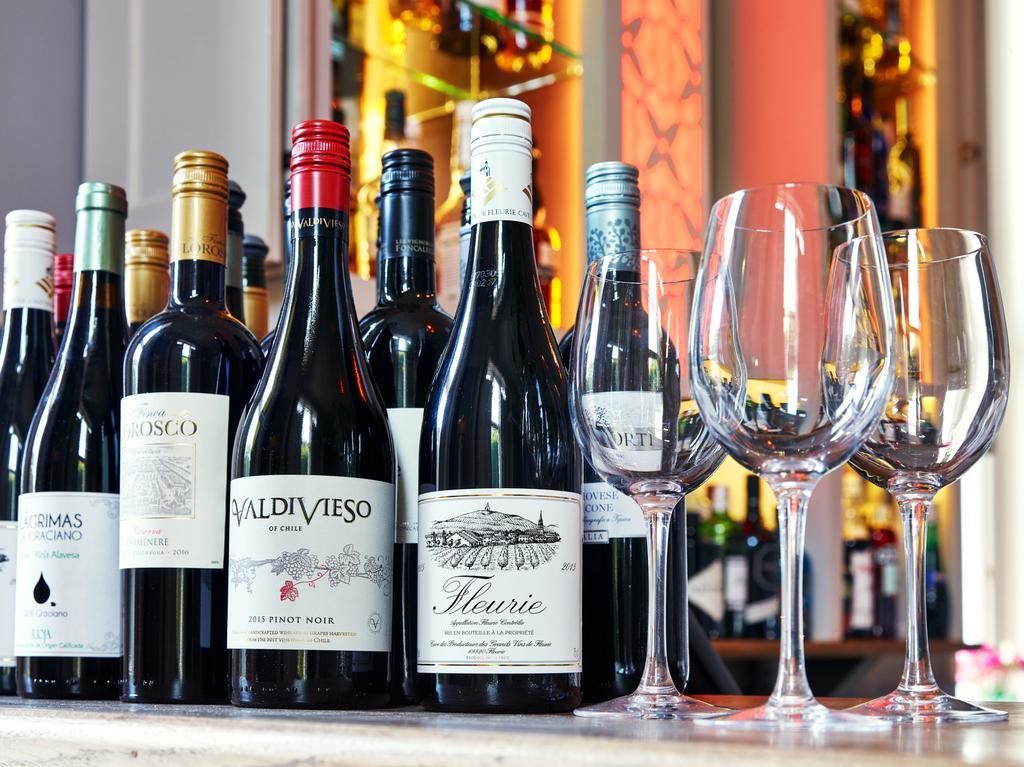 לינה וארוחת בוקר צ'לטנהם Cotswold Grange מראה חיצוני תמונה Wine bottles