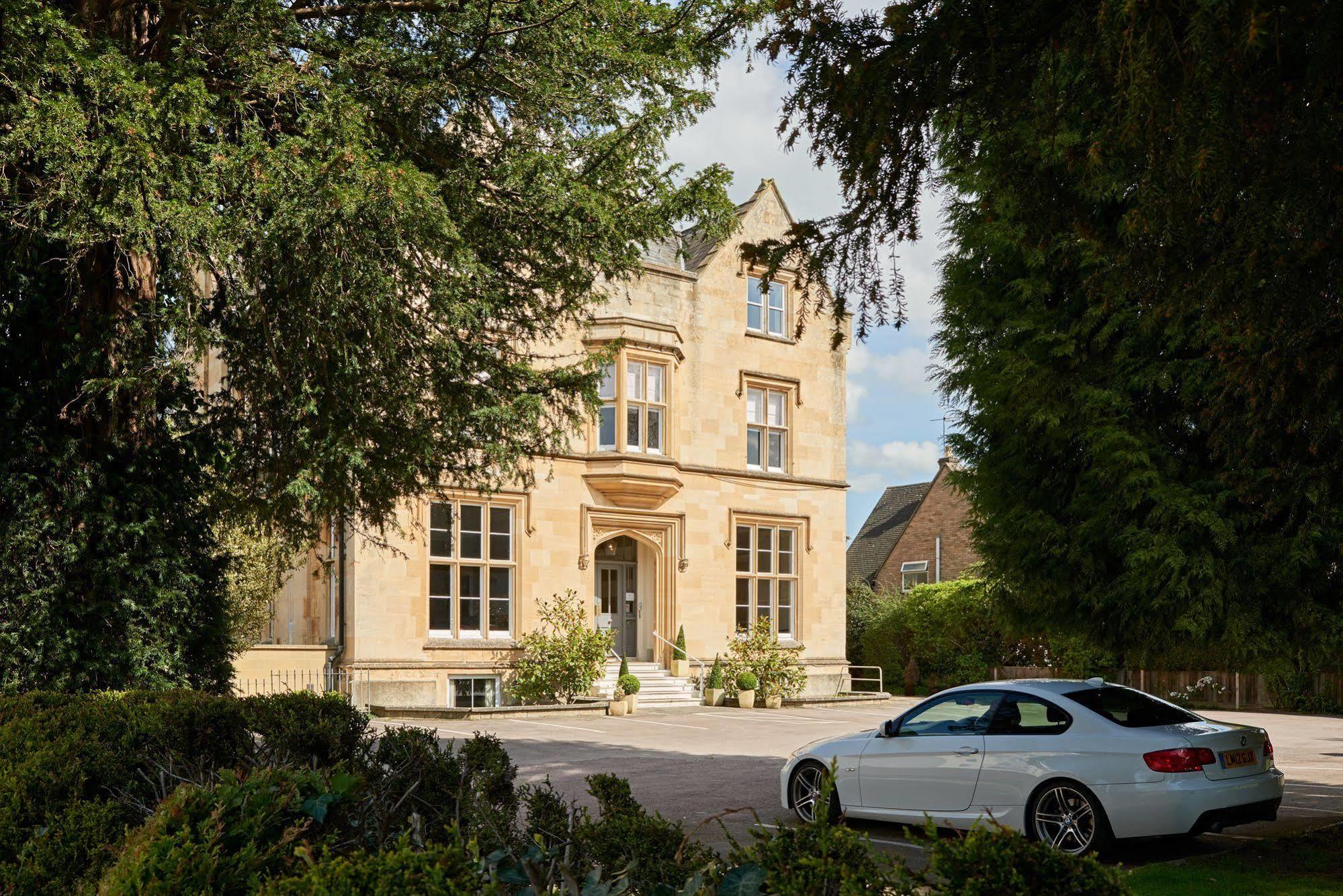 לינה וארוחת בוקר צ'לטנהם Cotswold Grange מראה חיצוני תמונה The former school house